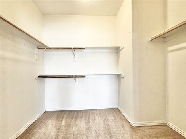 Building Photo - 2131 N Crossover Rd