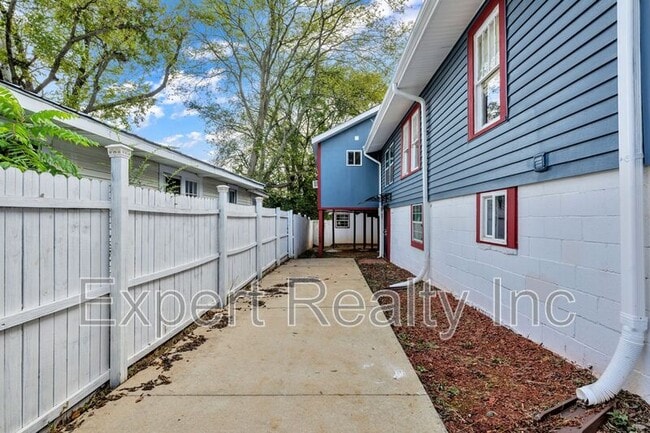 Building Photo - 1245 Waverly St