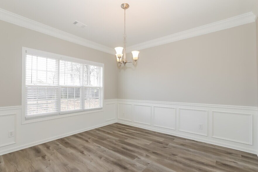 Building Photo - 1230 St James Pl