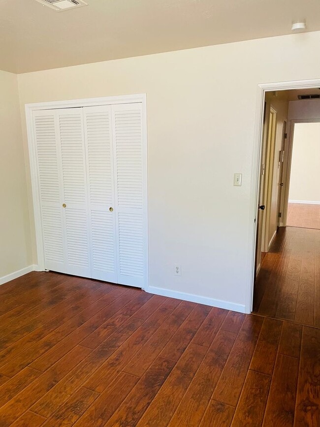 Building Photo - 3 bed /2 bath home in East Sac