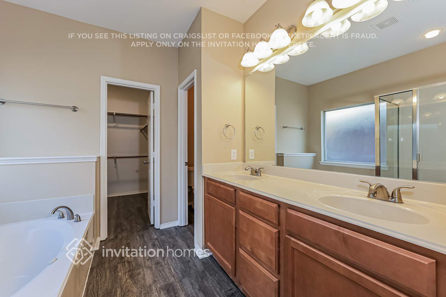 Building Photo - 15713 Landing Creek Ln