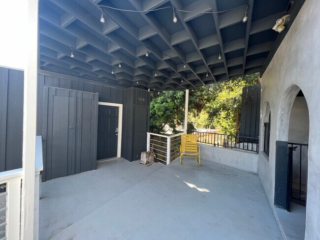 Building Photo - 6121 Glen Holly St