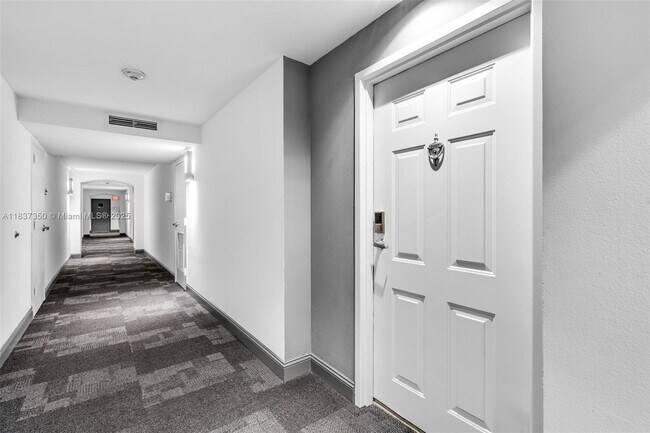 Building Photo - 1155 Brickell Bay Dr