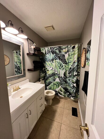 Hall Bath - 1611 Treetop Dr