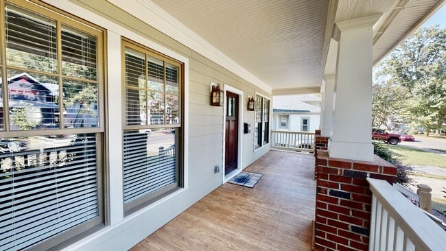 Building Photo - 2213 Roslyn Ave