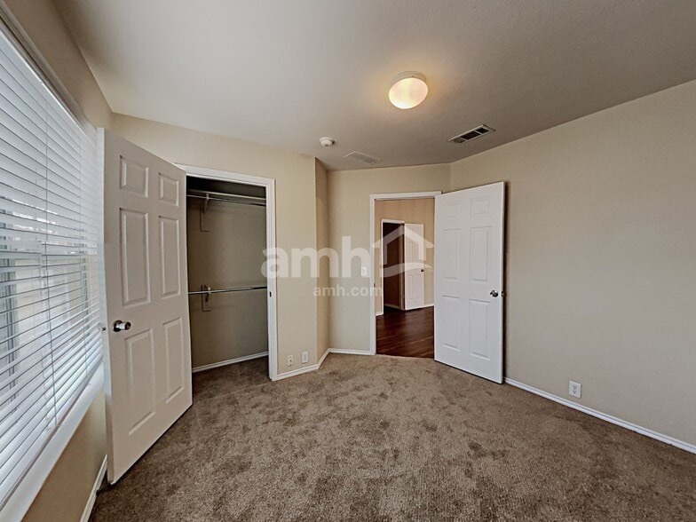 Building Photo - 3002 Marigold Dr