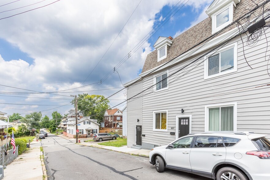 Building Photo - 807 Eureka St