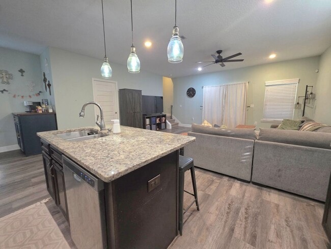 Building Photo - Splendid 3 Bed/2.5 Bath Home