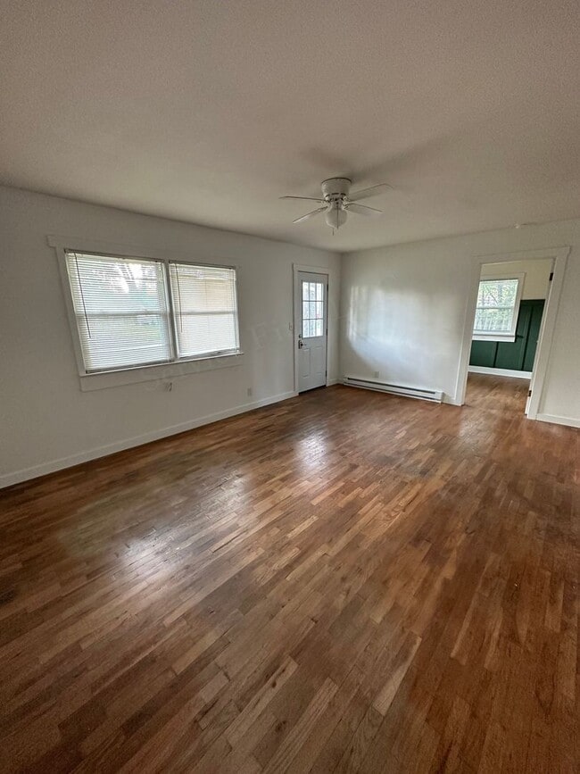 Building Photo - 2 bed, 1 Bath house in Bolivar, Mo! Call Q...