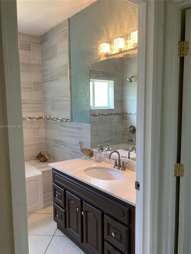 Building Photo - 5495 SW 68th Ave