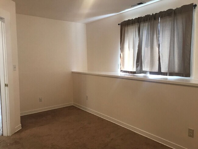 Building Photo - Rockridge Duplex | 3 Bed / 2 Bath | Hardwood Floors | Dogs Considered