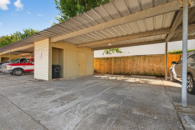 Building Photo - 9022 Wilcrest Dr