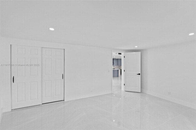 Building Photo - 719 SW 25th Ave