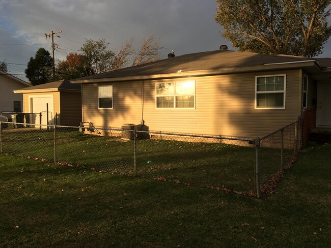 Building Photo - Recently remodeled home close to the park