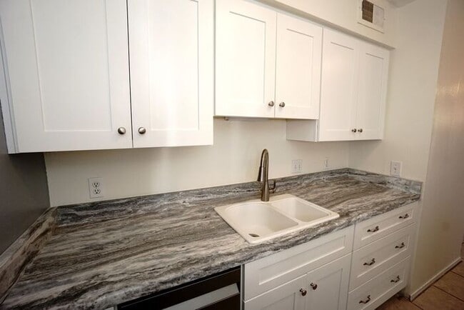 Building Photo - 2601 W Broadway Blvd