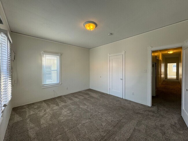 Building Photo - Welcome to Your New Home: Stunning Apartments in Orange St.