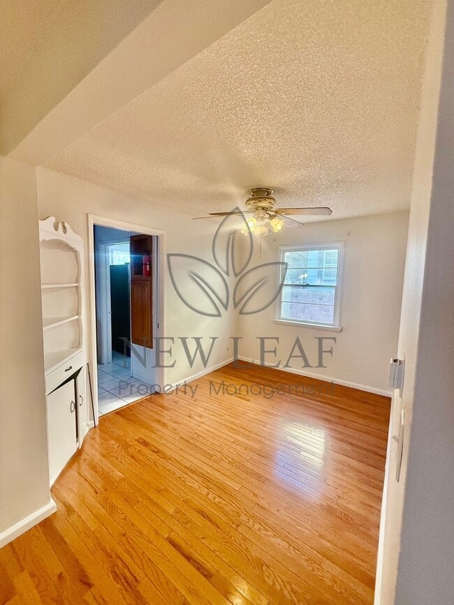 Building Photo - 1100 W 39th Pl