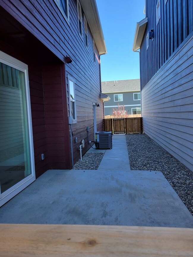 Building Photo - 3 Bed 2.5 Bath with double attached garage in Belgrade