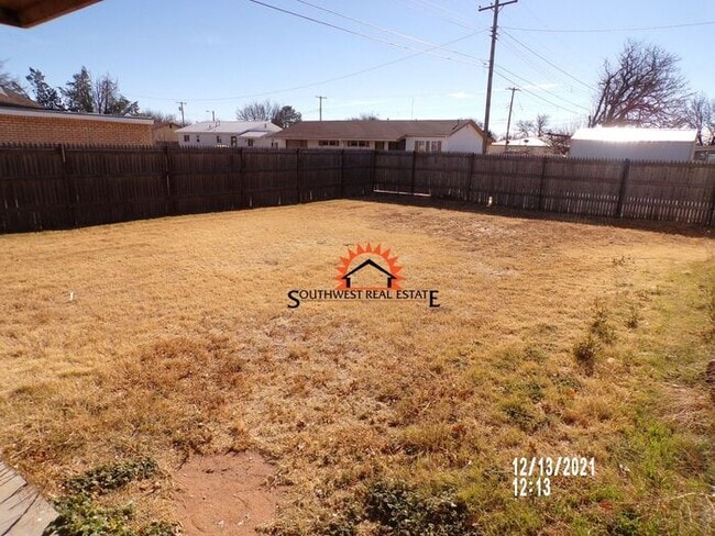 Building Photo - Spacious 3-bedroom 2 bath home- Freshly pa...