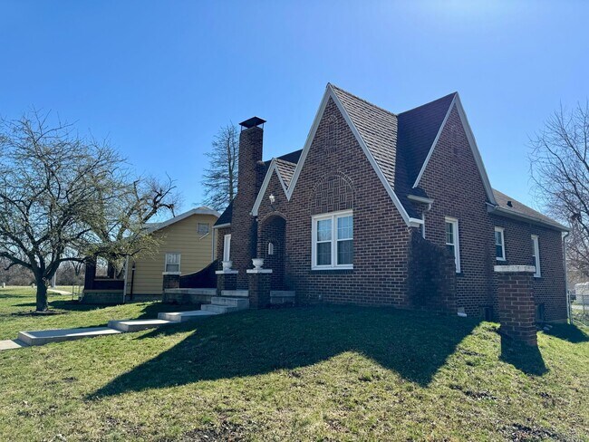 Building Photo - Charming  2-bedroom, 1-bathroom Storybook Cottage Awaits!