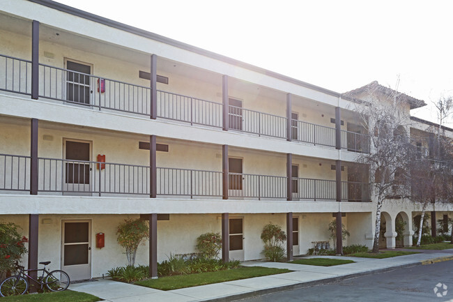 Building Photo - Glen Oaks Apartments