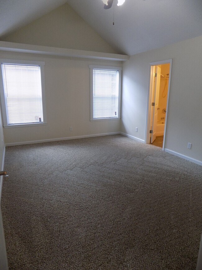 Building Photo - Available end of Julyl!! 4 Bedroom home in...