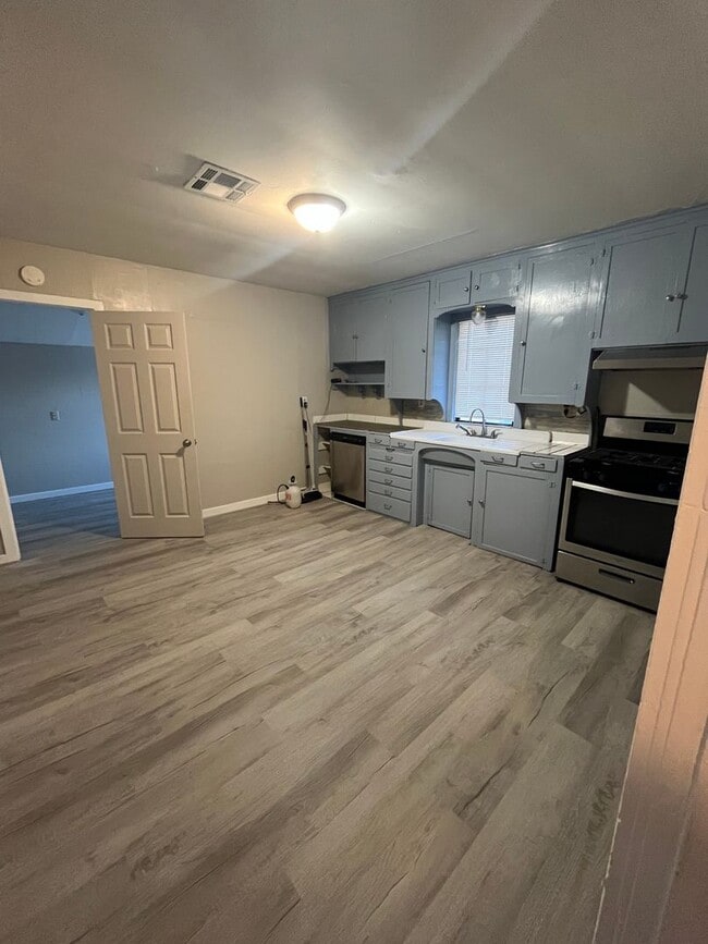 Primary Photo - Beautiful upstairs 3 bed 1 bath apartment ...