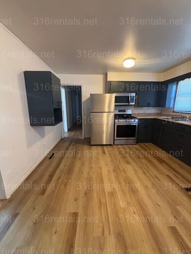 Building Photo - 3 bed 1 bath house available NOW!