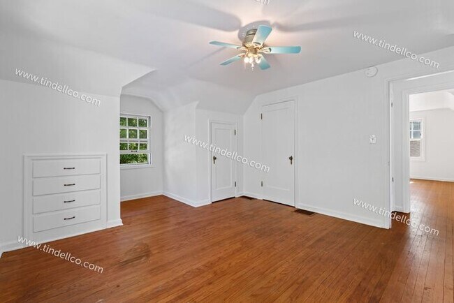 Building Photo - Three Bedroom Cape Cod with Yard in Highly...