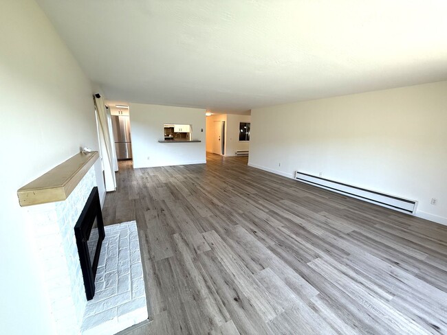 Building Photo - LARGE UPDATED TWO BEDROOM / TWO BATHROOM G...
