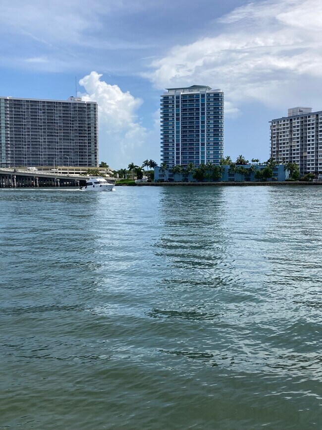 Building Photo - 2170 Bay Dr