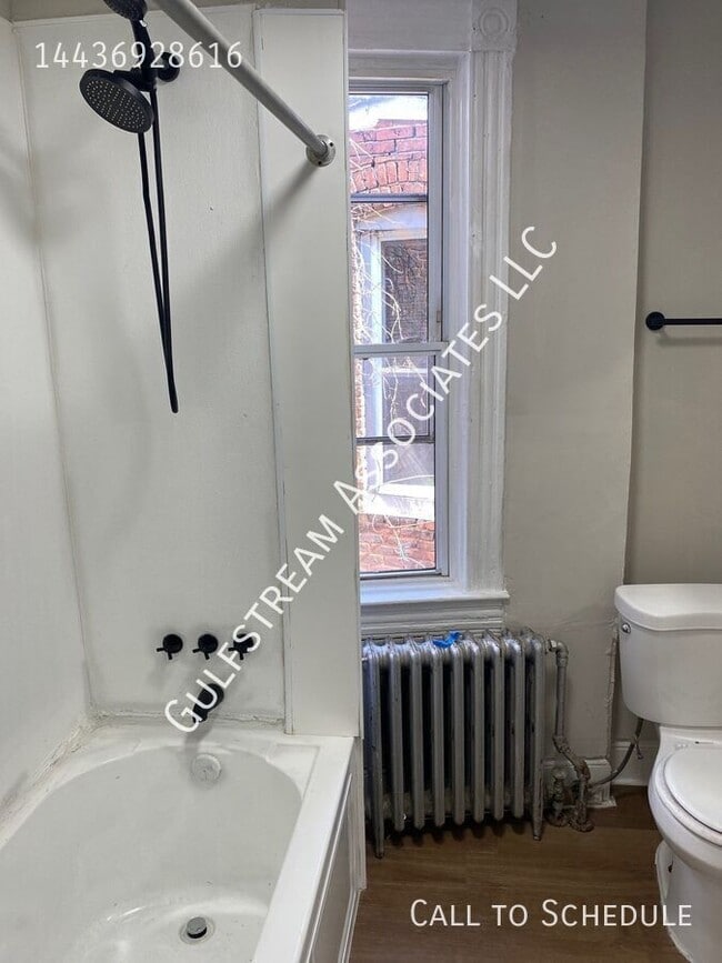 Building Photo - 2824 Parkwood Ave