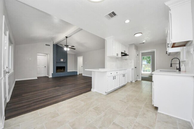 Building Photo - 10602 Raydell Dr