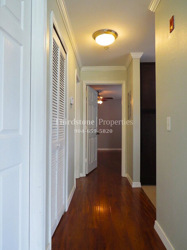 Building Photo - 7800 Point Meadows Dr