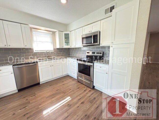 Building Photo - 2 Bedroom and 2 Bathroom duplex in Blue Sp...