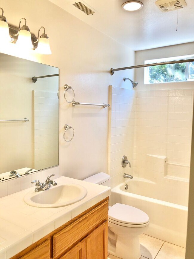 Building Photo - Light & Bright Single-Story Home in the Heart of Fallbrook, Complete with Private, Fully Fenced B...