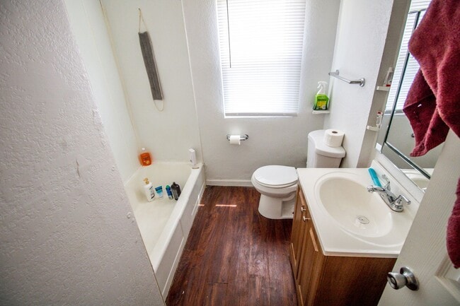 Building Photo - 2 bedroom, 1 bath house in Waterloo