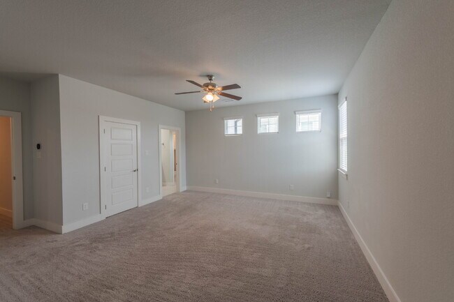 Building Photo - Dreamy Townhome!