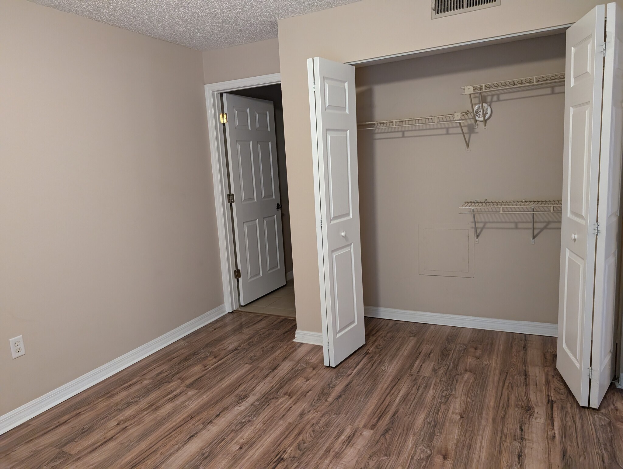 Building Photo - 221 Lake Brook Cir