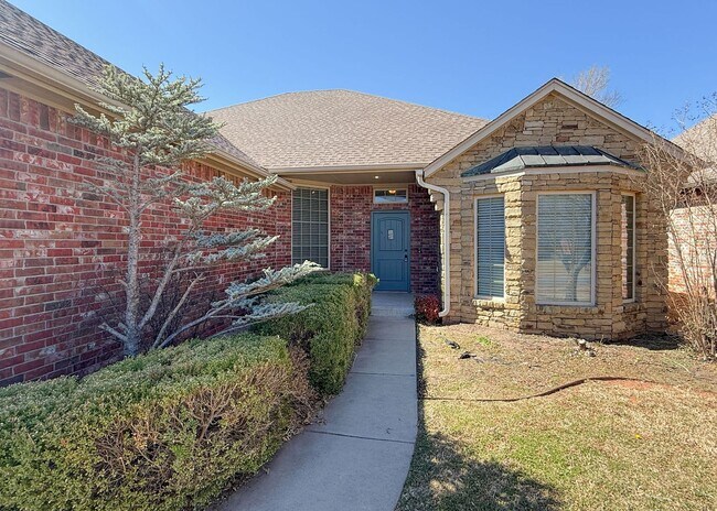 Building Photo - 3 Bed, 2.5 Bath Home in Oxford Park – Open Layout & Tall Ceilings