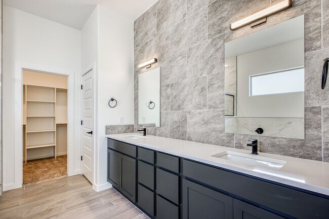 Building Photo - Beautiful East side House 4 bed-2.5 baths, part of The Overlook Casa Club that includes Swimming ...