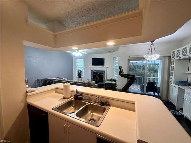Building Photo - Bay View First Floor Condo