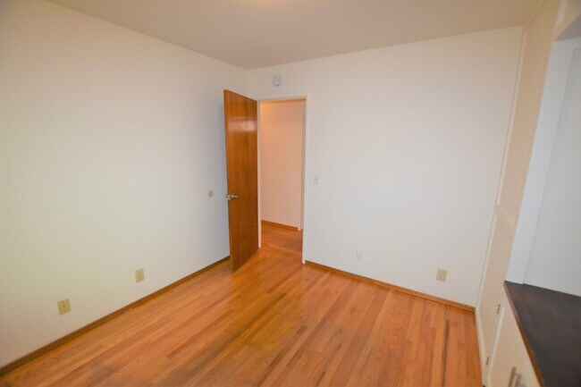 Building Photo - Beautiful 1,396 square foot home situated ...