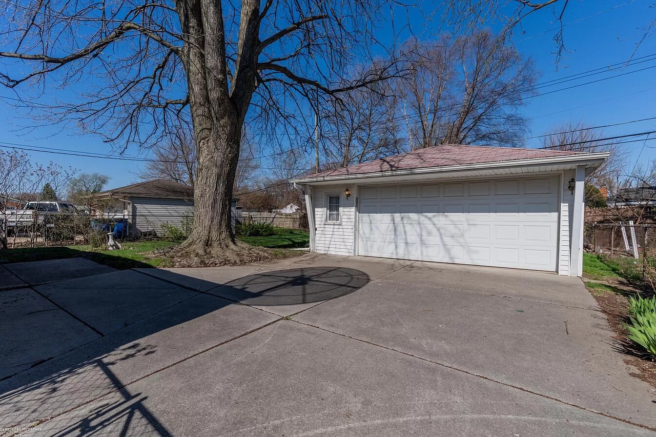 Building Photo - 25100 Marilyn Ave