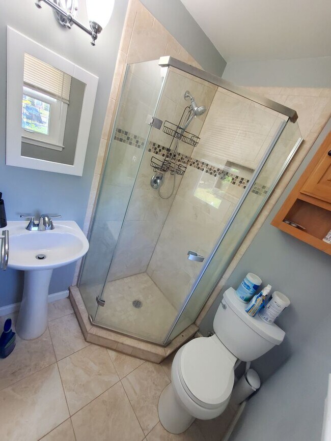 Building Photo - Single family, bi-level home with 4-bedrooms (one bedroom on ground level), 2.5 bathrooms, attach...