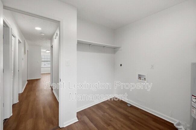 Building Photo - 3215 Aqueduct Dr