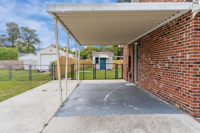 Building Photo - Pet-Friendly | Large Fenced Yard in North Wilmington