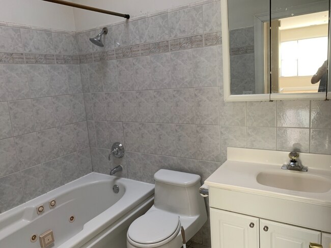 Building Photo - 2035 W Belle Plaine Ave