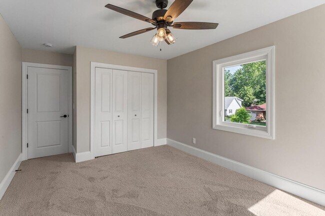 Building Photo - Four bedroom executive rental available now in Champaign's sought after Devonshire neighborhood!