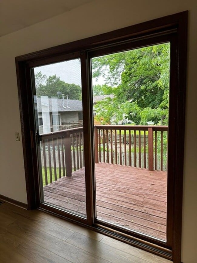 Building Photo - 3 bed/2 bath West Side Townhome